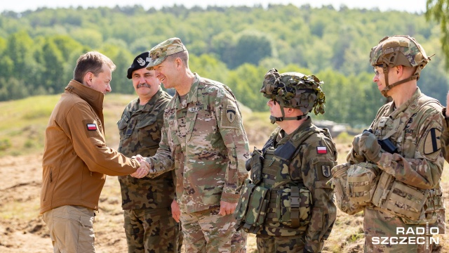 Minister obrony narodowej Mariusz Błaszczak z wizytą w Zachodniopomorskiem. Szef resortu obrony spotkał się z żołnierzami ćwiczącymi na poligonie w Drawsku Pomorskim.