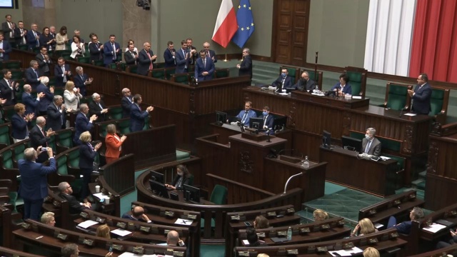 Po godz. 16 Sejm udzielił rządowi premiera Mateusza Morawieckiego wotum zaufania. Za głosowało 235, przeciw było 219, od głosu wstrzymało się 2 posłów.