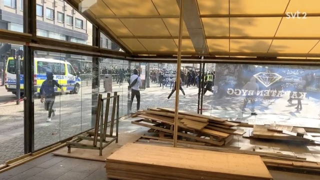 W szwedzkim Gteborgu doszło w niedzielę wieczorem do zamieszek po tym, jak policja rozwiązała antyrasistowską demonstrację. Aresztowano pięć osób.