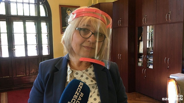 Maseczki, dezynfekcja i dystans - to wszystko w szkołach, gdzie abiturienci zdają maturę.