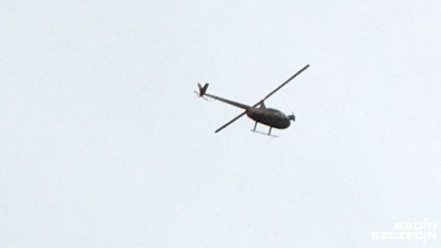 Spokojnie, to tylko przegląd sieci energetycznych - uspokaja Polska Agencja Żeglugi Powietrznej. W ubiegłym tygodniu przez kilka dni helikopter wyposażony w kamerę latał w pobliżu domów w gminie Kobylanka. Mieszkańcy zawiadomili policję.