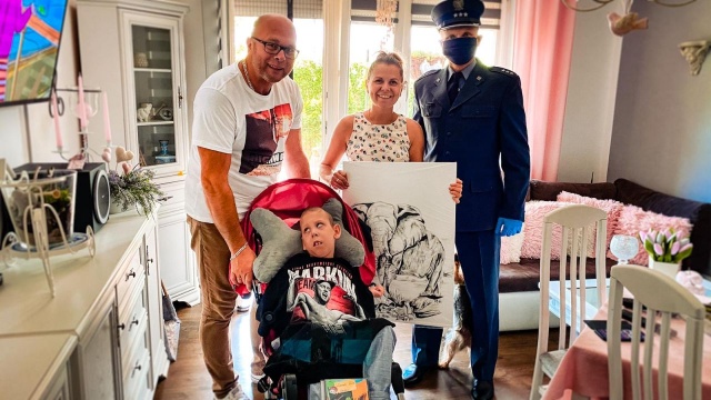 Zawodnik MMA ze Stargardu pomaga dziecku z porażeniem mózgowym. Tomasz Narkun przekazał na licytację koszulkę sygnowaną jego nazwiskiem.