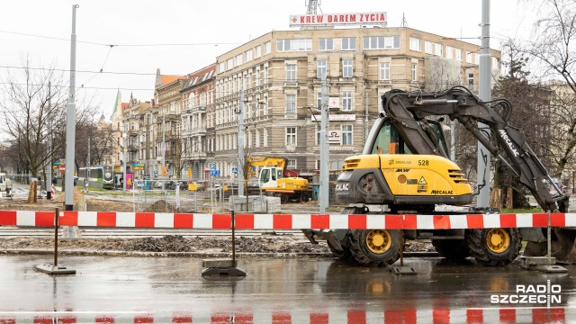 Plac Szarych Szeregów w Szczecinie od czwartku będzie zamknięty dla kierowców. Pasażerowie korzystający z przejeżdżających przez plac tramwajów nie muszą się jednak martwić. Wszystkie składy będą kursowały bez poważniejszych przeszkód.