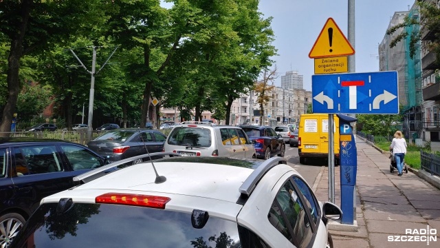 Zamknięcie na czas asfaltowania całego okręgu placu Szarych Szeregów spowodowało totalny chaos komunikacyjny i potężne korki.