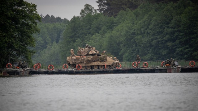 Zły Łęg pokonany przez amerykańskie Bradleye. W przeprawie pomogły polskie wojska inżynieryjne, które zbudowały most na jeziorze. To kolejny dzień ćwiczeń Defender-Europe 20.