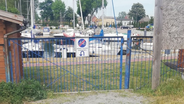 Spór o dostęp do ścieżki rowerowej wzdłuż jeziora Dąbie w Lubczynie w gminie Goleniów.