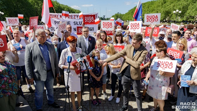 - To Andrzej Duda jest gwarantem karty rodziny - tak europosłanka Elżbieta Rafalska wspólnie ze szczecińskimi działaczami Prawa i Sprawiedliwości przekonywała w niedzielę wyborców do zagłosowania na Andrzeja Dudę w zbliżających się wyborach prezydenckich.