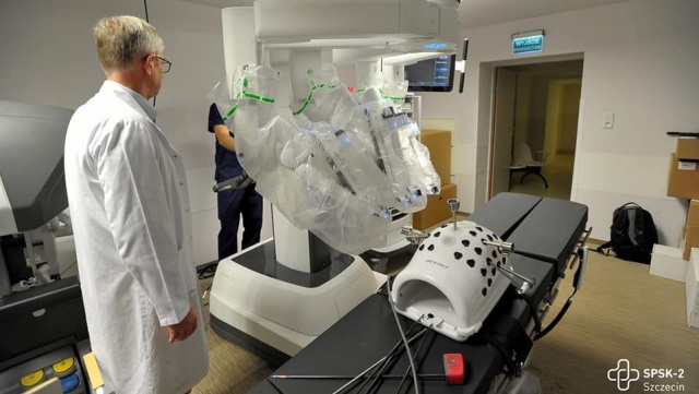 Za kilka tygodni odbędą się w Szczecinie pierwsze zabiegi przy użyciu robota da Vinci. Nowoczesny sprzęt trafił do szpitala na Pomorzanach.