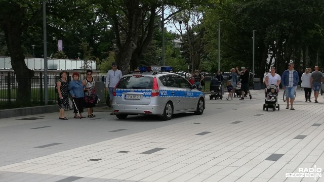 Kołobrzeskie służby mundurowe przygotowują się do sezonu letniego. Ostatni długi weekend udowodnił, że pomimo panującej pandemii, turyści chętnie wybierają się nad morze.