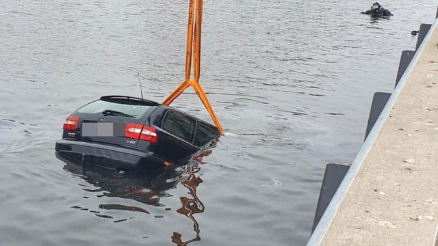 Po godz. 8 auto wpadło do kanału portowego w Mrzeżynie przy ulicy Portowej. Strażacy wydobyli z samochodu mężczyznę. Mimo podjętej reanimacji 30-latek zmarł.