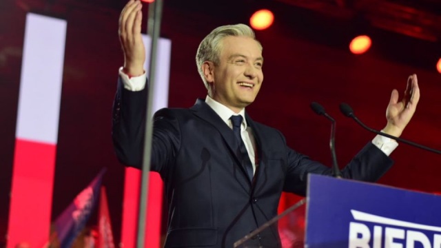 Była Oda do radości i 21 postulatów programowych - kandydat Lewicy na prezydenta Polski przedstawił swoje pomysły na zmiany w kraju. W Warszawie odbyła się konwencja Roberta Biedronia.