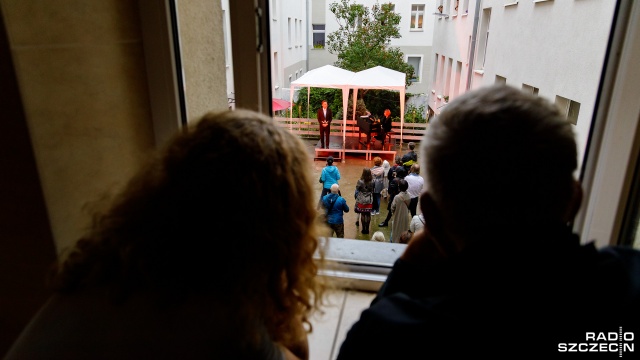 Soliści Opery na Zamku w Szczecinie: sopranistka Victoria Vatutina i tenor Pavlo Tolstoy zaprosili w sobotę na koncert... na podwórku.