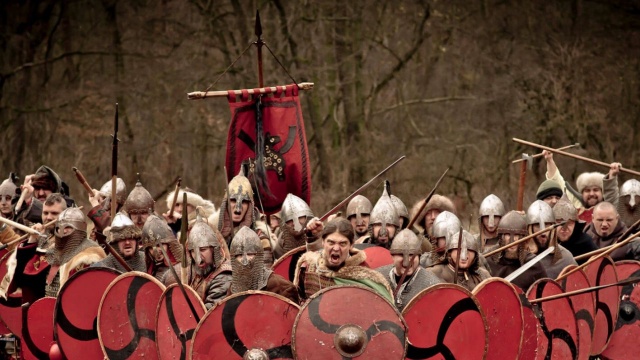 Plecenie wianków, skakanie przez ogień i walki wojów to tylko część ze świętojańskich obrzędów, które będzie można zobaczyć podczas Spaceru po Wzgórzu Zamkowym, dawnym Wzgórzu Trzygłowa.