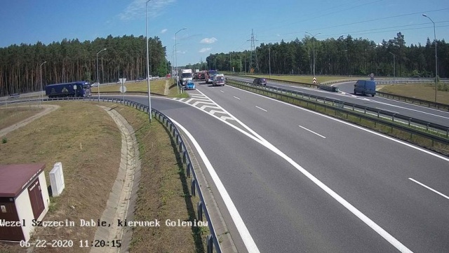 Po dachowaniu samochodu do jakiego doszło na autostradzie A6, zator między Rzęśnicą a węzłem Dąbie sięga już czterech kilometrów.