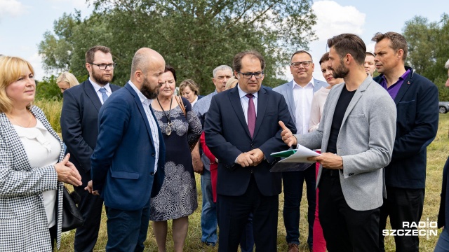 Minister gospodarki morskiej i żeglugi śródlądowej Marek Gróbarczyk spotkał się z mieszkańcami Będgoszczy w gminie Bielice. Minister obiecał pomoc rolnikom, których stawy rybne wysychają z powodu suszy.