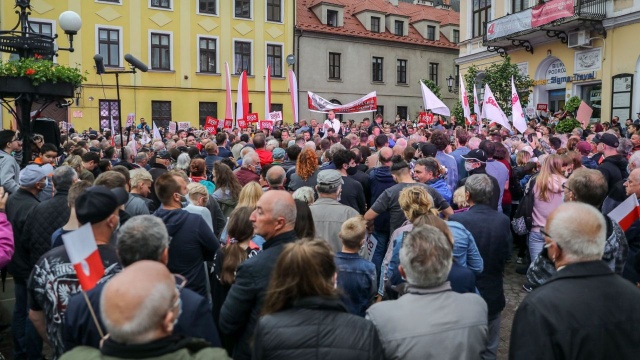 Prezydent Andrzej Duda zachęca do udziału w wyborach. Podczas spotkania w Tarnowie ubiegający się o reelekcję prezydent powiedział, że wszyscy są równi wobec demokracji i liczy się głos każdego wyborcy.