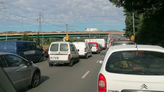 Ponad cztery kilometry - w stronę Mostu Długiego - mierzył korek na ul. Gdańskiej w Szczecinie. Rano zderzyło się tam kilka samochodów. Interweniowała policja. Przed godz. 11 można było już płynnie przejechać.