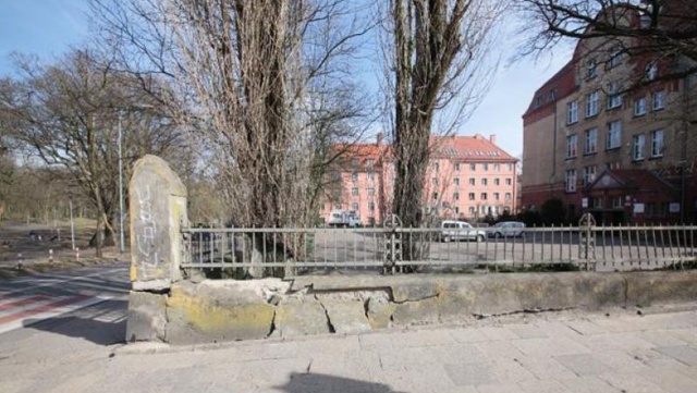 Są oferty na remont muru przy VI Liceum Ogólnokształcącym w Szczecinie. Do przetargu, który ogłosił Urząd Miasta w Szczecinie zgłosiły się trzy firmy.