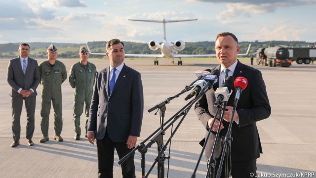 Prezydent Andrzej Duda przed wylotem do Stanów Zjednoczonych powiedział, że w Białym Domu będzie rozmawiał z prezydentem Stanów Zjednoczonych między innymi o bezpieczeństwie energetycznym i militarnym.