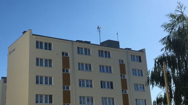 Prawie 400 budek dla jerzyków zainstalowała na blokach w Wolinie Spółdzielnia Mieszkaniowa Słowianin. Nie wszystkim jednak to się podoba.