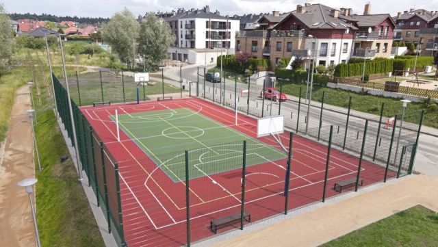 Zakończyły się prace przy budowie II etapu Parku Warszewo-Podbórz. Powstało tam wielofunkcyjne boisko sportowe, plac aktywności z podestem i drewniana pergola przy zbiorniku wodnym.