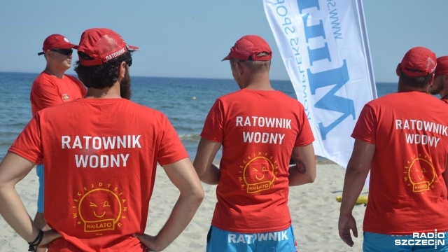 Początek wakacji to czas, w którym woprowcy rozpoczynają pracę na miejscowych kąpieliskach. Łącznie w Kołobrzegu funkcjonować będzie 11 kilometrów plaż, które będą w strzeżone w godzinach od 10 do 18. Już w piątek nad morzem pojawili się pierwsi plażowicze.