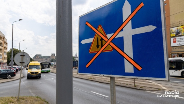 Rozpoczęły się zapowiadane prace drogowe na dole ulicy Wyszyńskiego w Szczecinie. Główny objazd między lewym a prawym brzegiem Odry prowadzi teraz w obu kierunkach Trasą Zamkową.
