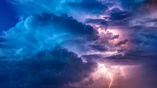 W weekend nadal przez Polskę będą przechodziły burze. Według prognoz Instytutu Meteorologii i Gospodarki Wodnej będą towarzyszyły im intensywne opady deszczu i silne porywy wiatru.