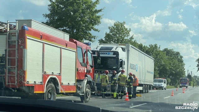 Wypadek na drodze ekspresowej S3. Na wysokości Miękowa samochód uderzył w barierki.