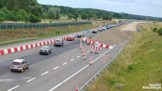 Zwolnić trzeba w obu kierunkach w pobliżu Ostromic. Są tam zwężone jezdnie i na kilkusetmetrowym odcinku trzeba jechać w obie strony jedną jezdnią.