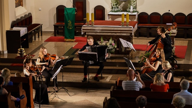 Pomiar temperatury ciała melomanów i maseczki dla publiczności towarzyszyły Koncertowi Grnebergowskiemu zorganizowanemu w niedzielę w Kościele św. Ducha w Szczecinie Zdrojach.