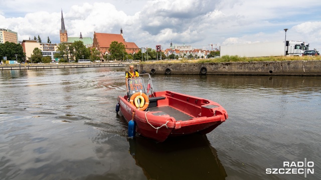 Początek lata to także początek sezonu dla ratowników WOPR. Szczecińscy ochotnicy codziennie monitorują nabrzeże Odry z pontonów i przez kamery.