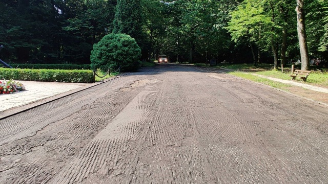 Trwa remont najbardziej zniszczonych alejek na Cmentarzu Centralnym w Szczecinie. Tym razem modernizowane są zniszczone drogi znajdujące się przy kaplicy oraz przy Placu Defiladowym.