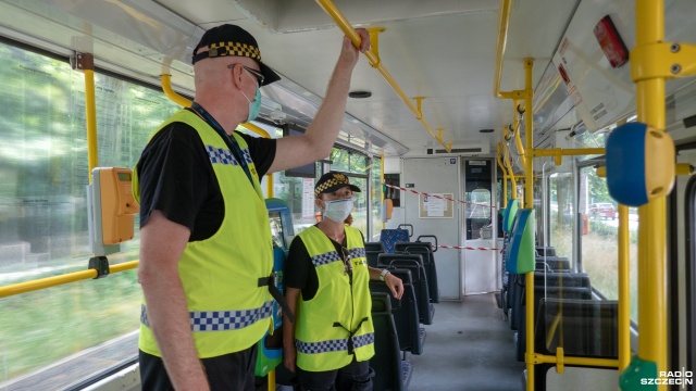 Plakaty, przypomnienia i ostrzeżenia są rozwieszone we wszystkich tramwajach i autobusach. Pomimo tego w szczecińskiej komunikacji miejskiej nie brakuje zapominalskich, którzy nie zabierają ze sobą maseczek.