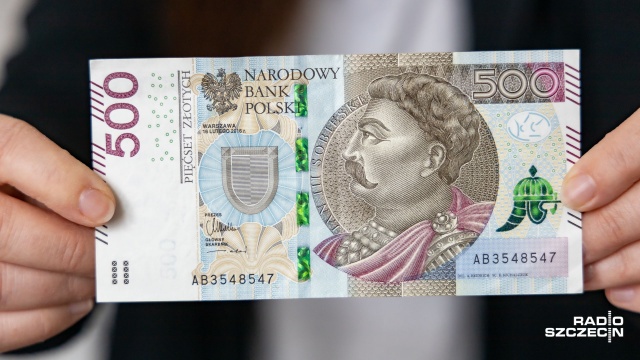 Narodowy Bank Polski poinformował, że wybranych bankomatach dostępne są banknoty o nominale 500 złotych. Bank centralny podkreśla, że banknotów można używać we wszystkich transakcjach gotówkowych w całej Polsce.