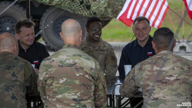 Ramię w ramię dbamy o pokój na świecie - mówił prezydent RP o współpracy US Army i Wojska Polskiego podczas wizyty na poligonie w Drawsku Pomorskim. Andrzej Duda podkreślił, że cieszy się, że mimo pandemii koronawirusa udało się dokończyć wspólne ćwiczenia. Od lutego trwały tam manewry Defender-Europe 20 Plus, w których brali udział żołnierze polscy i amerykańscy.