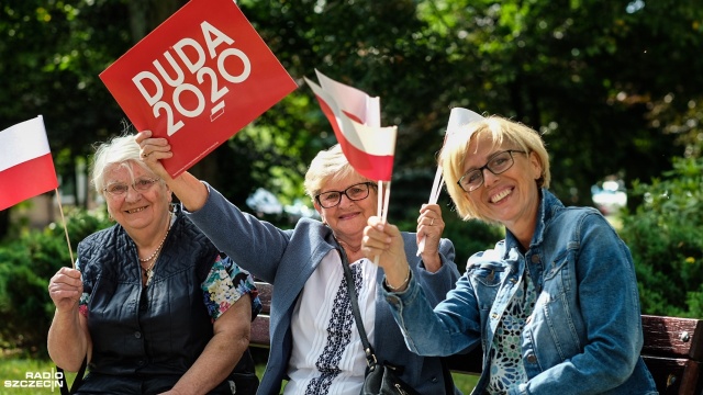 Prawie 200 zwolenników prezydenta Andrzeja Dudy zebrało się w Parku Miejskim w Łobzie. Z transparentami i głośnymi okrzykami witali oni głowę państwa.