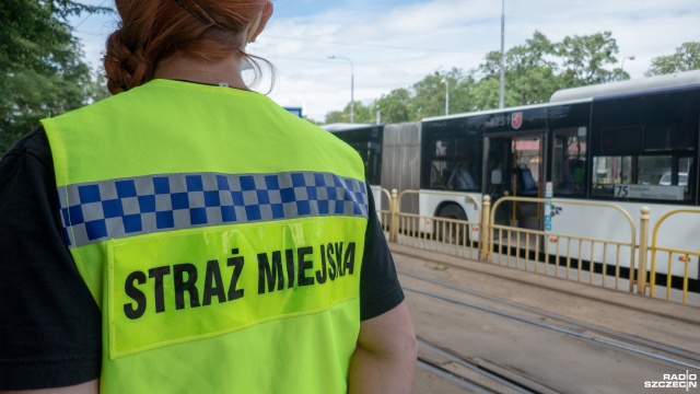 Strażnicy miejscy w Szczecinie będą sprawdzać czy klienci galerii handlowych mają na twarzy maseczki.