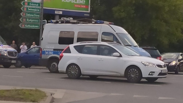 Na ulicy Sczanieckiej przed skrzyżowaniem z 1 Maja w Szczecinie zderzyły się dwa samochody osobowe.