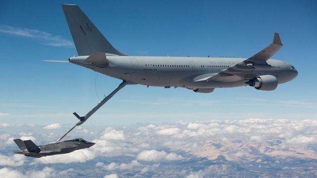 NATO ma nowe, wielozadaniowe samoloty. Pierwsza z ośmiu maszyn przeznaczona do transportu i tankowania w powietrzu wylądowała na lotnisku w holenderskim Eindhoven i tym samym została oficjalnie dostarczona Sojuszowi.