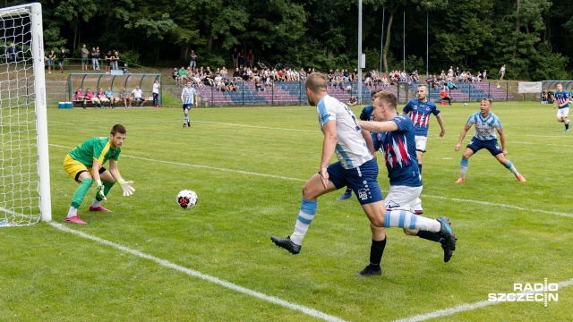 Sporo bramek zobaczyli kibice, którzy wybrali się na sobotnie derby Szczecina w Pucharze Polski. W meczu ćwierćfinałowym tych rozgrywek piłkarze trzecioligowego Świtu ze Skolwina pokonali czwartoligową Iskierkę ze Śmierdnicy 11:0.