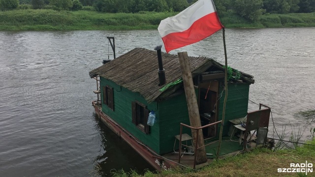 Na Wielkich Jeziorach Mazurskich trudne warunki do żeglowania - wiatr wieje w porywach z siłą do 6 stopni w skali Beauforta.