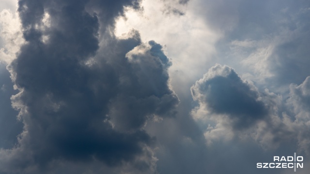 Silny porywisty wiatr i wyładowania atmosferyczne - taka pogoda czeka zarówno w poniedziałek jak i w następnych dniach turystów wypoczywających nad Morzem Bałtyckim.