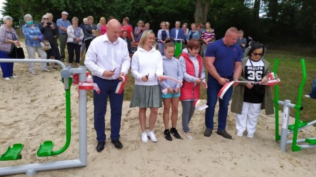 Biceps, triceps i uda - można zrobić w Maszewie pod chmurką. Plenerowa siłownia stanęła nad jeziorem.