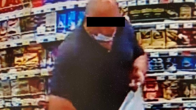 Kilkanaście razy zakleił zamki w drzwiach salonów fryzjerskich, sklepów i restauracji w centrum Szczecina, do tego zarysował kilka samochodów i przebił w nich opony. Wandala szuka policja.
