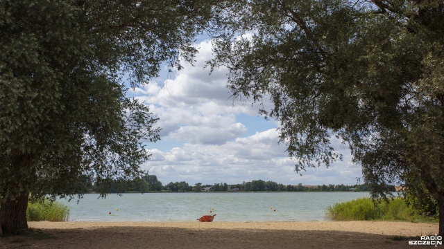 Ratownik, ogólnodostępne pole namiotowe i czysta plaża - tym kusi turystów kąpielisko nad jeziorem Strzeszowskim w gminie Trzcińsko-Zdrój. To luksus, bo wiele gmin ze względu na dodatkowe wymagania związane z epidemią zrezygnowało w tym sezonie z kąpielisk.