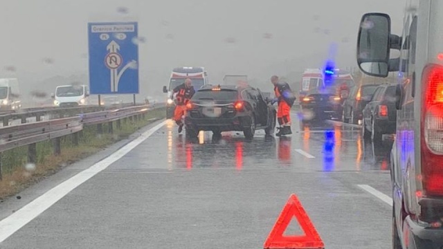 Trzy osoby zostały poszkodowane w wypadku w Kołbaskowie. Na autostradzie A6 zderzyły się dwa, a nie jak wcześniej podawały służby cztery auta.