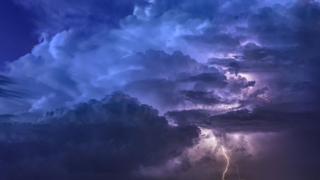 Instytut Meteorologii i Gospodarki Wodnej wydał ostrzeżenia przed burzami z gradem dla zachodniej i centralnej Polski. Ostrzeżenie meteorologiczne dotyczy także powiatu białogardzkiego.