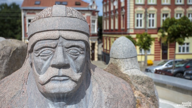 Trwa remont fontanny, która zdobi rynek w Cedyni. Fontanna od lat przeciekała, a podświetlenie było zepsute.