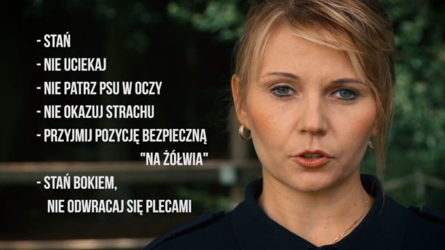 Specjalny spot, który uczy jak zachować się podczas spotkania z agresywnym psem przygotowała zachodniopomorska policja.